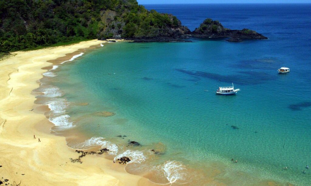 Fernando de Noronha deixa de exigir testes de covid-19 para turistas