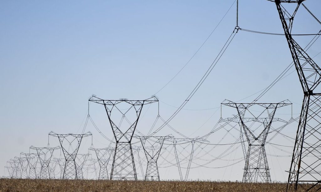 Ministro intermedia acordo para suspensão de reajuste da conta de luz