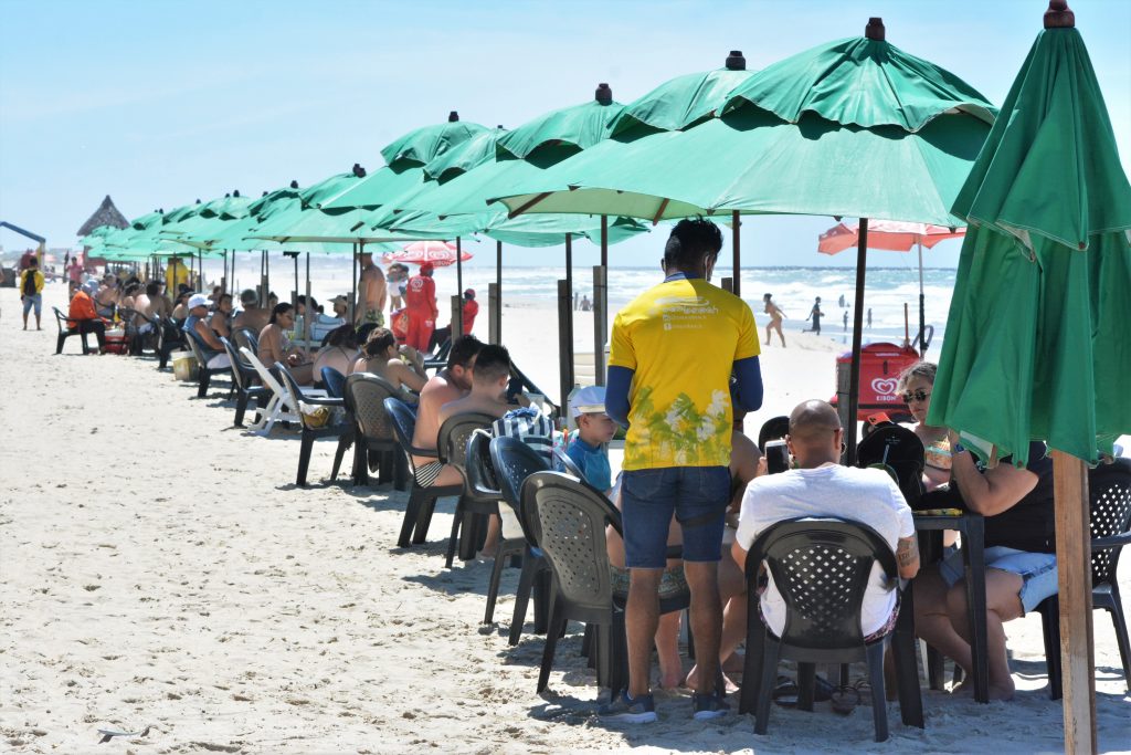 Retorno das barracas de praia nos fins de semana é comemorado por empresários