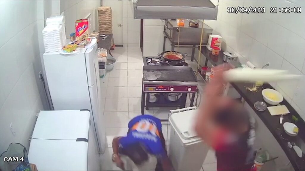 Vítima usa rolo de massa para expulsar assaltantes de pizzaria; veja vídeo