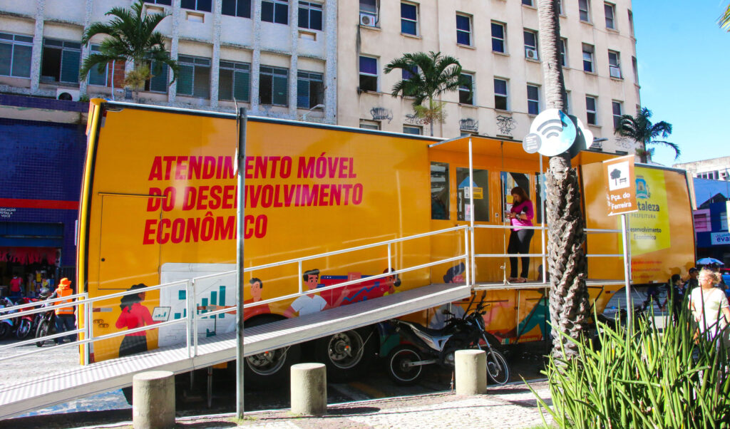 Atendimento da Unidade Móvel do Desenvolvimento Econômico na Praça do Ferreira é prorrogado