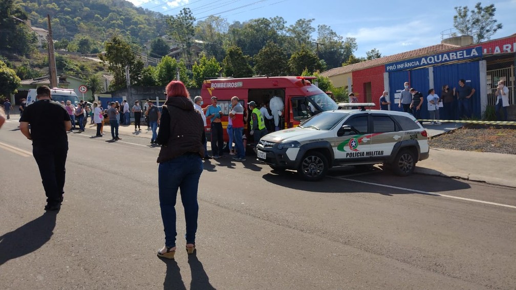 Jovem invade escola e mata professores e crianças em Santa Catarina