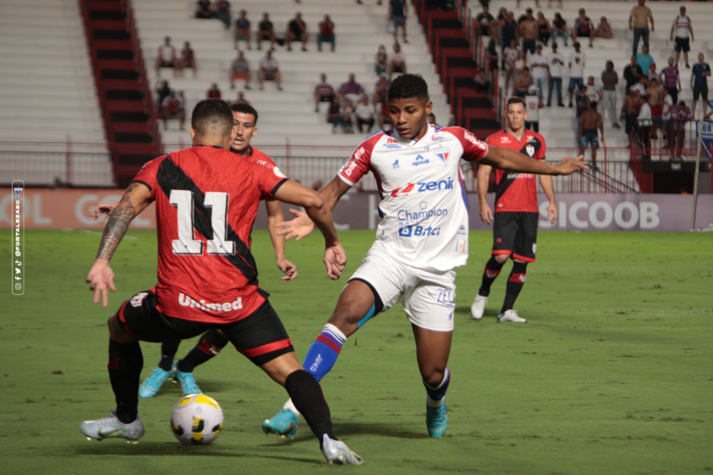 Fortaleza vence o Atlético-GO e deixa a lanterna do Brasileirão