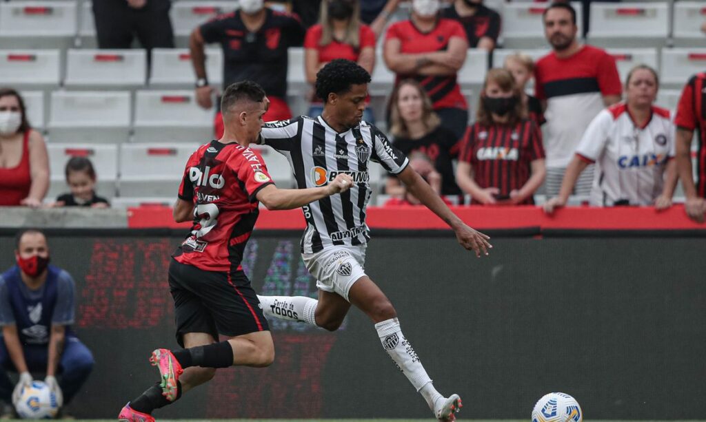 Atlético Mineiro vence o Athletico-PR e se aproxima do título do Brasileirão