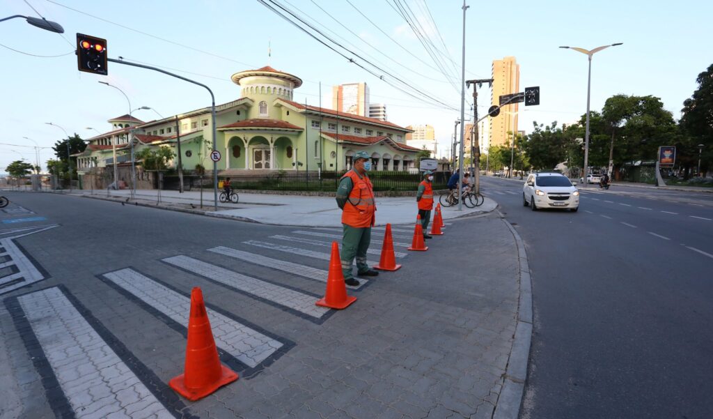 Com gradis e fiscalização, Prefeitura de Fortaleza busca combater aglomerações na avenida Beira Mar