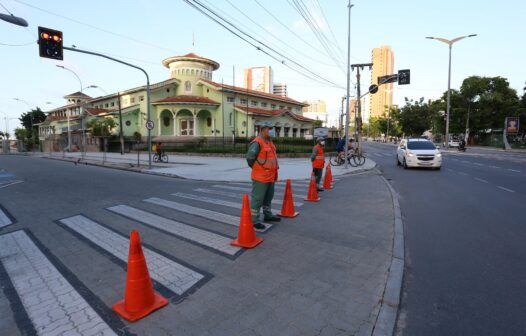 Com gradis e fiscalização, Prefeitura de Fortaleza busca combater aglomerações na avenida Beira Mar