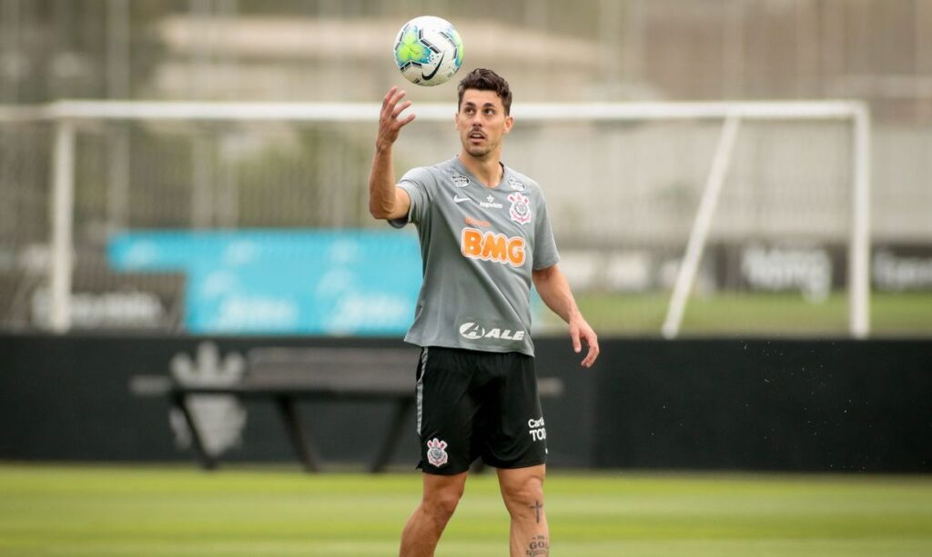 Corinthians decide encerrar vínculo de zagueiro Danilo Avelar após ofensa racial