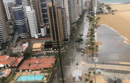 Avenida Beira Mar passa por serviço de desobstrução após alagamento