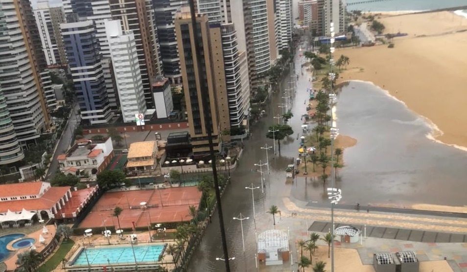 Avenida Beira Mar passa por serviço de desobstrução após alagamento