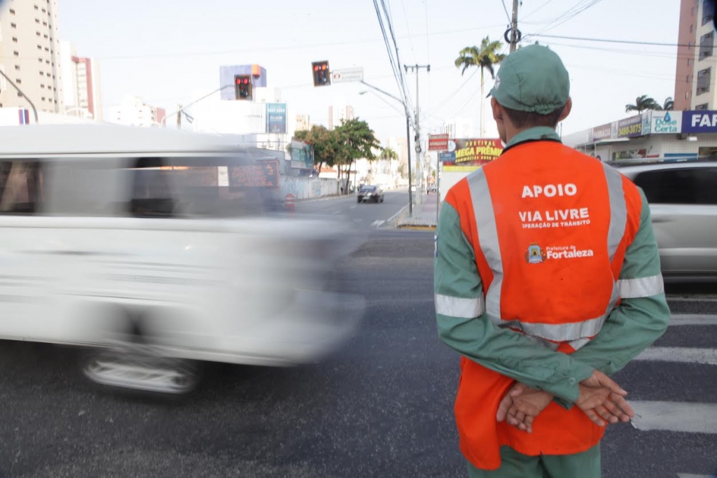 Avenida do bairro Pirambu tem trecho bloqueado; confira desvios de tráfego