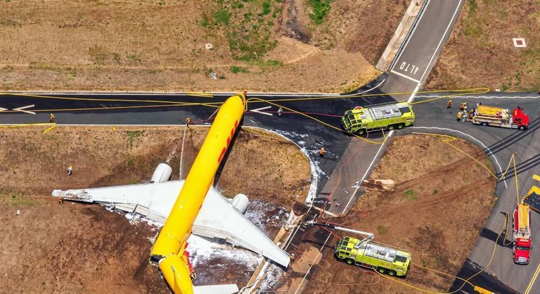 Vídeo: avião parte ao meio após pouso de emergência na Costa Rica