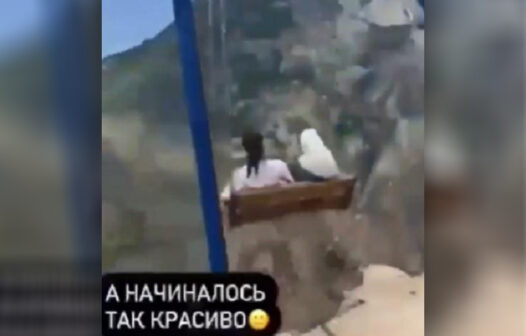 Vídeo: jovens despencam de balanço em penhasco na Rússia