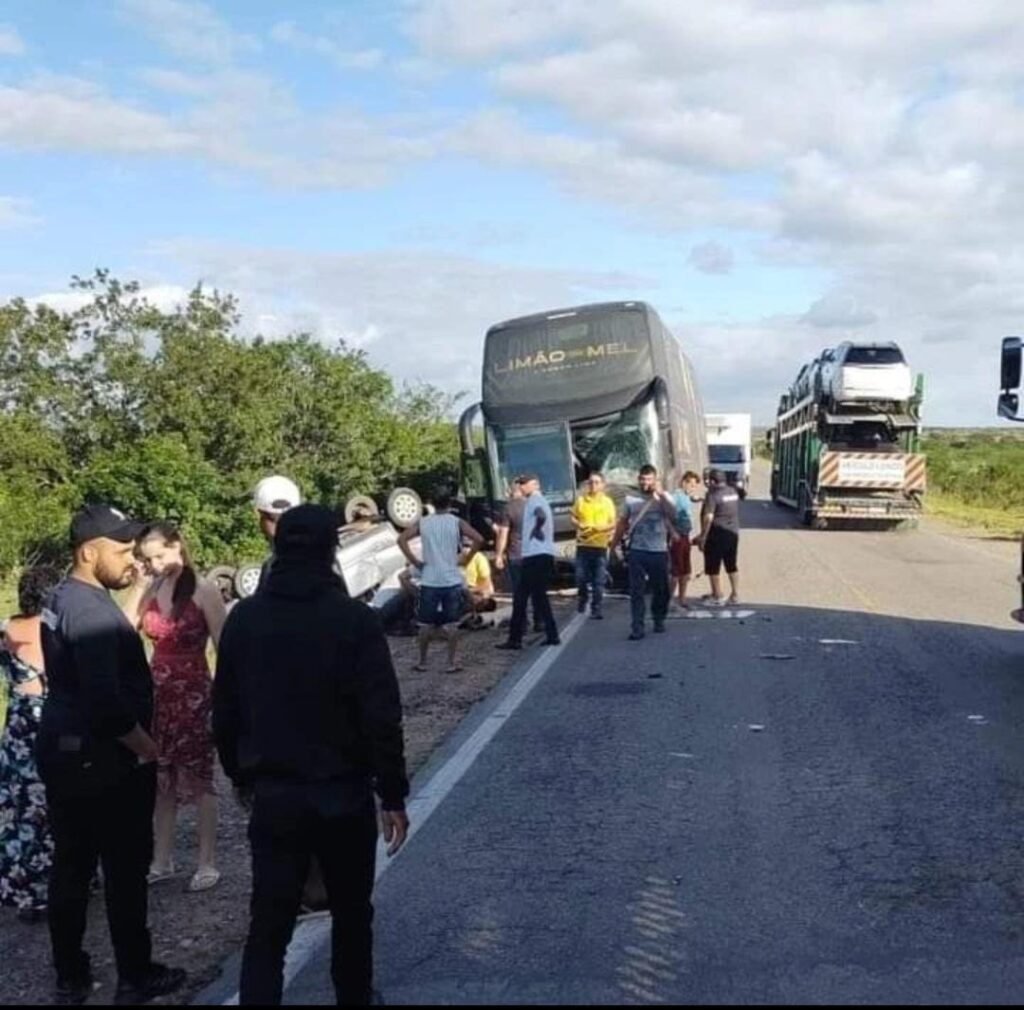 Banda Limão com Mel sofre acidente de ônibus no interior da Bahia