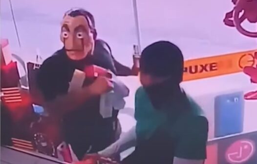 Suspeito usa máscara da série La Casa de Papel para assaltar loja de celulares