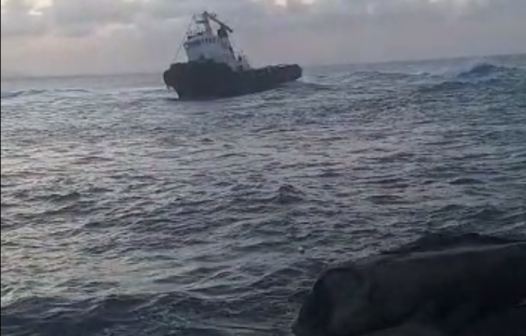 Barco encalhado na Barra do Ceará passou por perícia