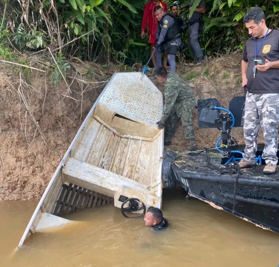 Barco usado por Bruno Pereira e Dom Phillips é encontrado no Amazonas