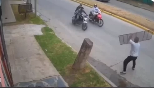 Homem arremessa grade de ferro e derruba assaltantes de moto; assista!