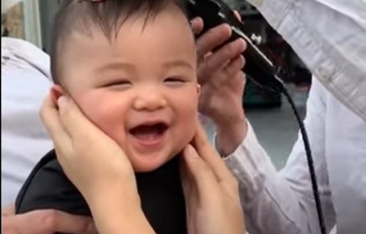 Vídeo de bebê se divertindo ao cortar o cabelo faz sucesso na Internet