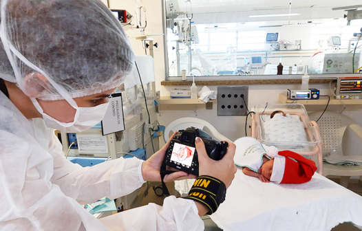 Bebês internados em hospital participam de ensaio fotográfico natalino