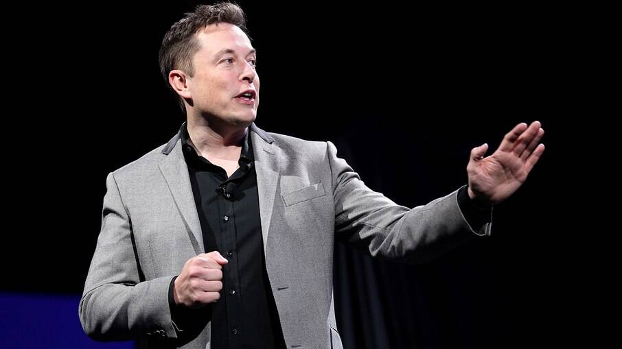 Bilionário Elon Musk diz que compra do Twitter está suspensa temporariamente