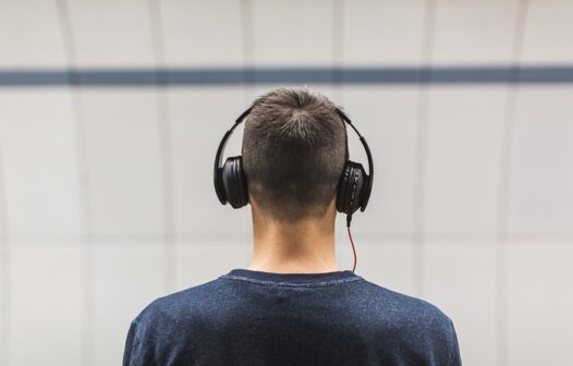 Uso excessivo de fones de ouvido pode provocar otite externa; saiba como evitar