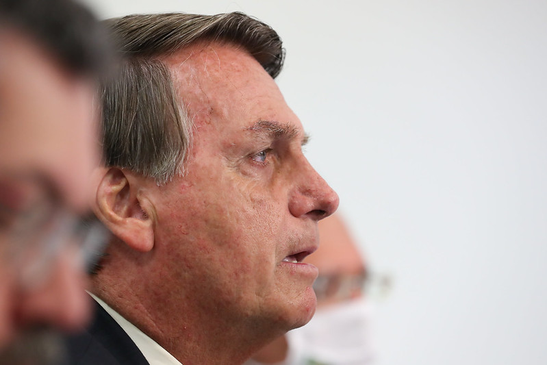 Bolsonaro vota no segundo turno das eleições municipais no Rio