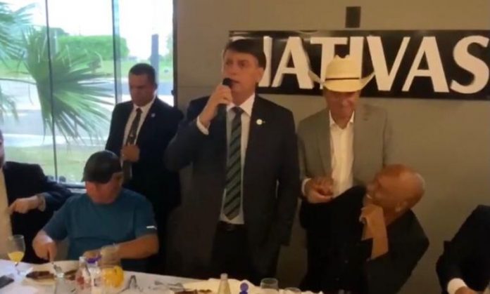 “Dilma comprou mais leite condensado do que eu”, diz Bolsonaro em encontro com apoiadores