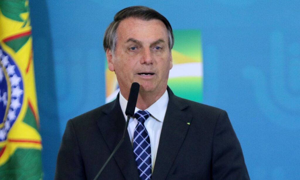 Bolsonaro assina texto que destina R$ 20 bilhões para compra de vacina