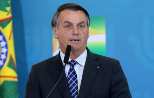 Bolsonaro assina texto que destina R$ 20 bilhões para compra de vacina