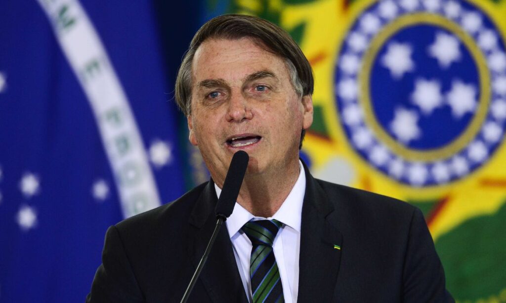 Bolsonaro nega omissão sobre desmatamento na Amazônia