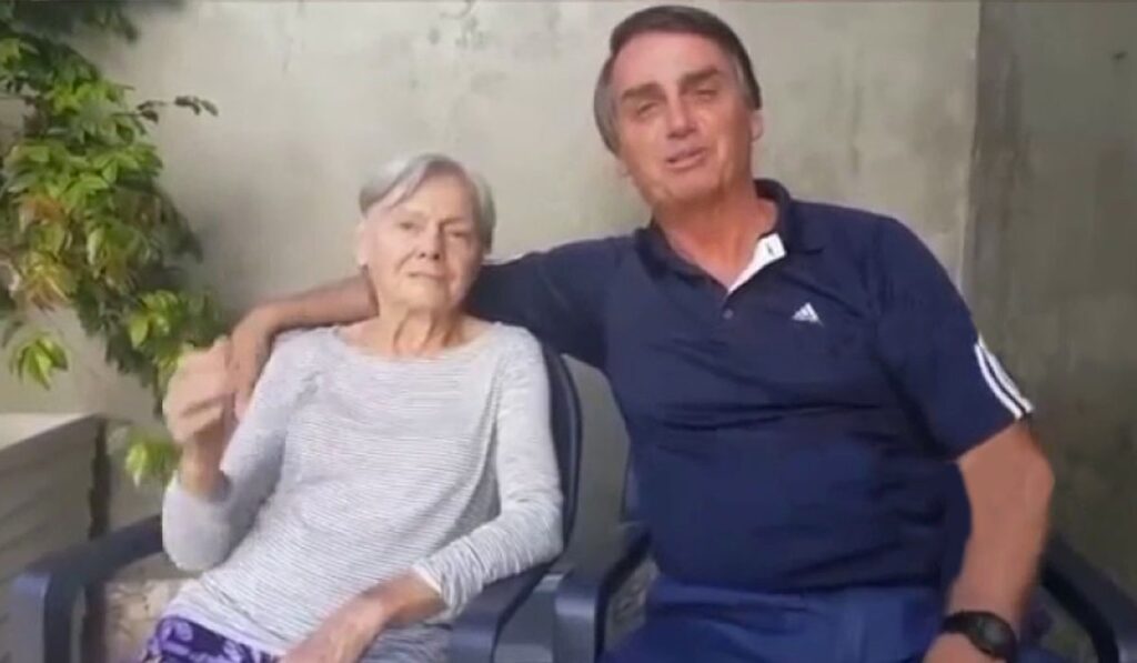 Mãe do presidente Bolsonaro se vacina em casa, em Eldorado