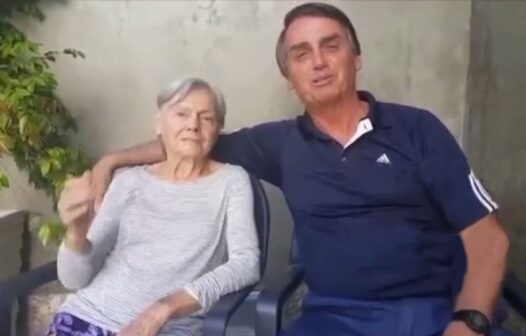 Mãe do presidente Bolsonaro se vacina em casa, em Eldorado