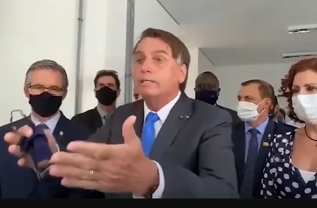 Bolsonaro tira a máscara durante entrevista e manda jornalista calar a boca em São Paulo