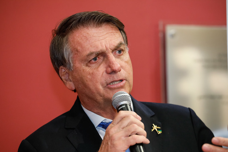 Bolsonaro: ‘por ser uma floresta úmida, Amazônia não pega fogo’