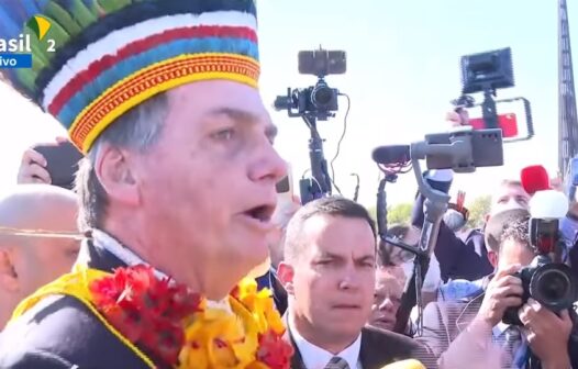 Bolsonaro se caracteriza de índio ao receber grupo no Palácio do Planalto