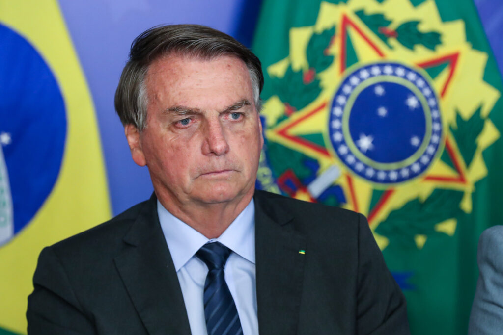 Ministro do TSE dá prazo de 15 dias para Bolsonaro apresentar evidências de fraude em eleições