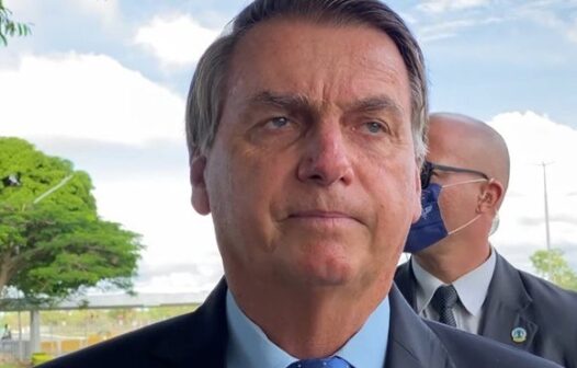 ‘A vacina é do Brasil, não é de nenhum governador’, diz Bolsonaro