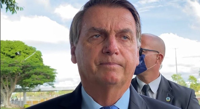 ‘A vacina é do Brasil, não é de nenhum governador’, diz Bolsonaro