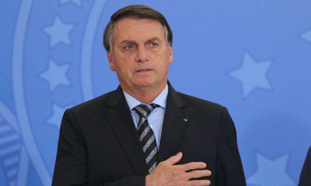 Aprovação de Bolsonaro cai de 41% para 35%, diz pesquisa