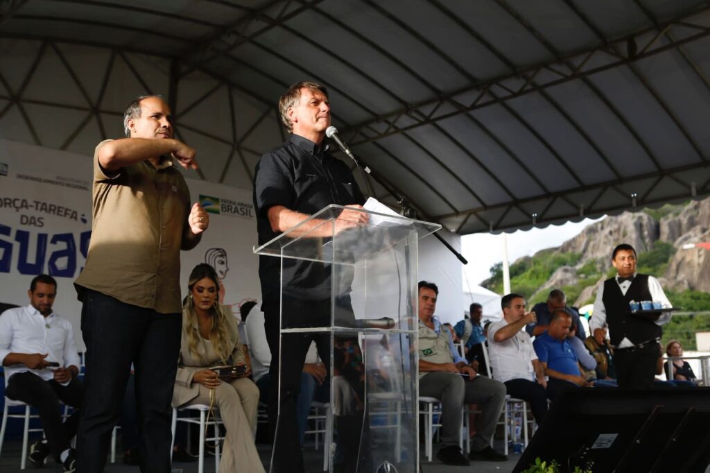 Bolsonaro participa de entrega de sistemas de abastecimento de água em Quixadá; assista como foi!