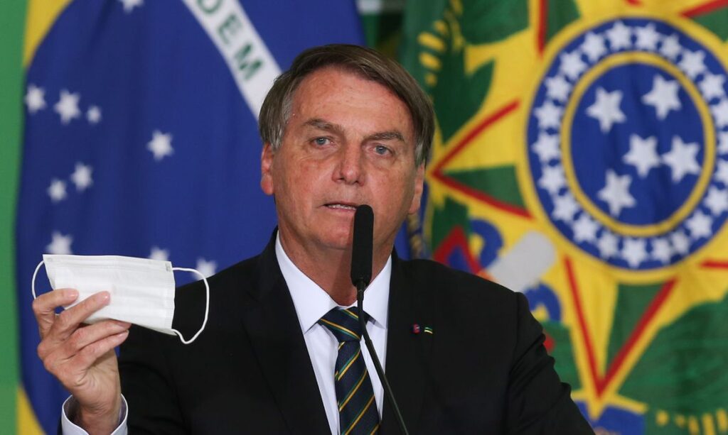 Bolsonaro quer desobrigar o uso de máscara por pessoas vacinadas ou que tiveram a covid-19