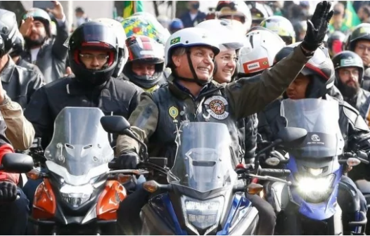 Bolsonaro participa de motociata em Porto Alegre
