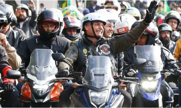 Bolsonaro participa de motociata em Porto Alegre