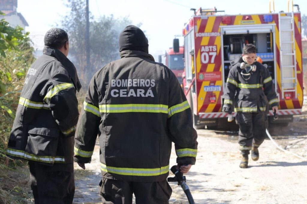 Corpo de bombeiros apaga incêndio no Passaré