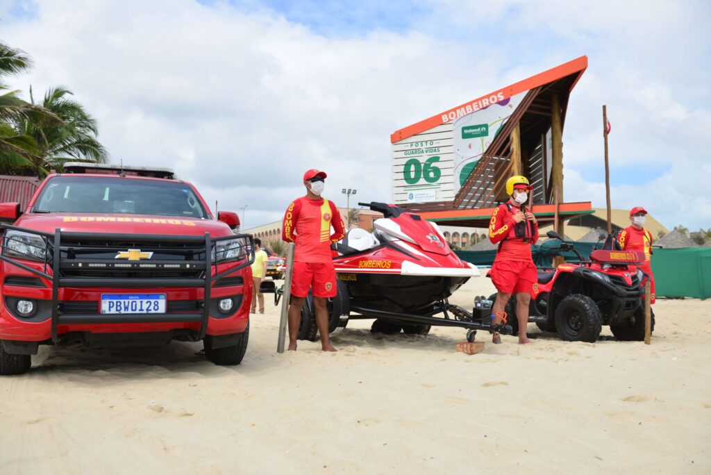 Bombeiros inauguram 4 novos postos de guarda-vidas na Praia do Futuro