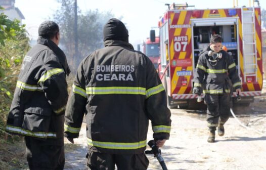 Corpo de bombeiros apaga incêndio no Passaré