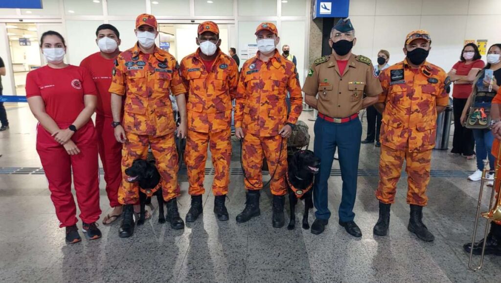 Bombeiros cearenses que atuaram em Petrópolis recebem homenagem no retorno à Fortaleza