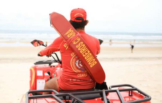 Guarda-vidas do Corpo de Bombeiros resgatam kitesurfista no mar da Praia do Cumbuco