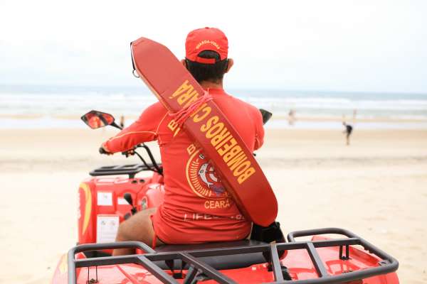 Guarda-vidas do Corpo de Bombeiros resgatam kitesurfista no mar da Praia do Cumbuco