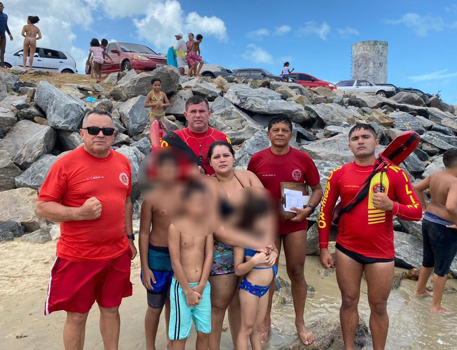 Dois adultos e três crianças são vítimas de afogamento na praia da Leste, em Fortaleza